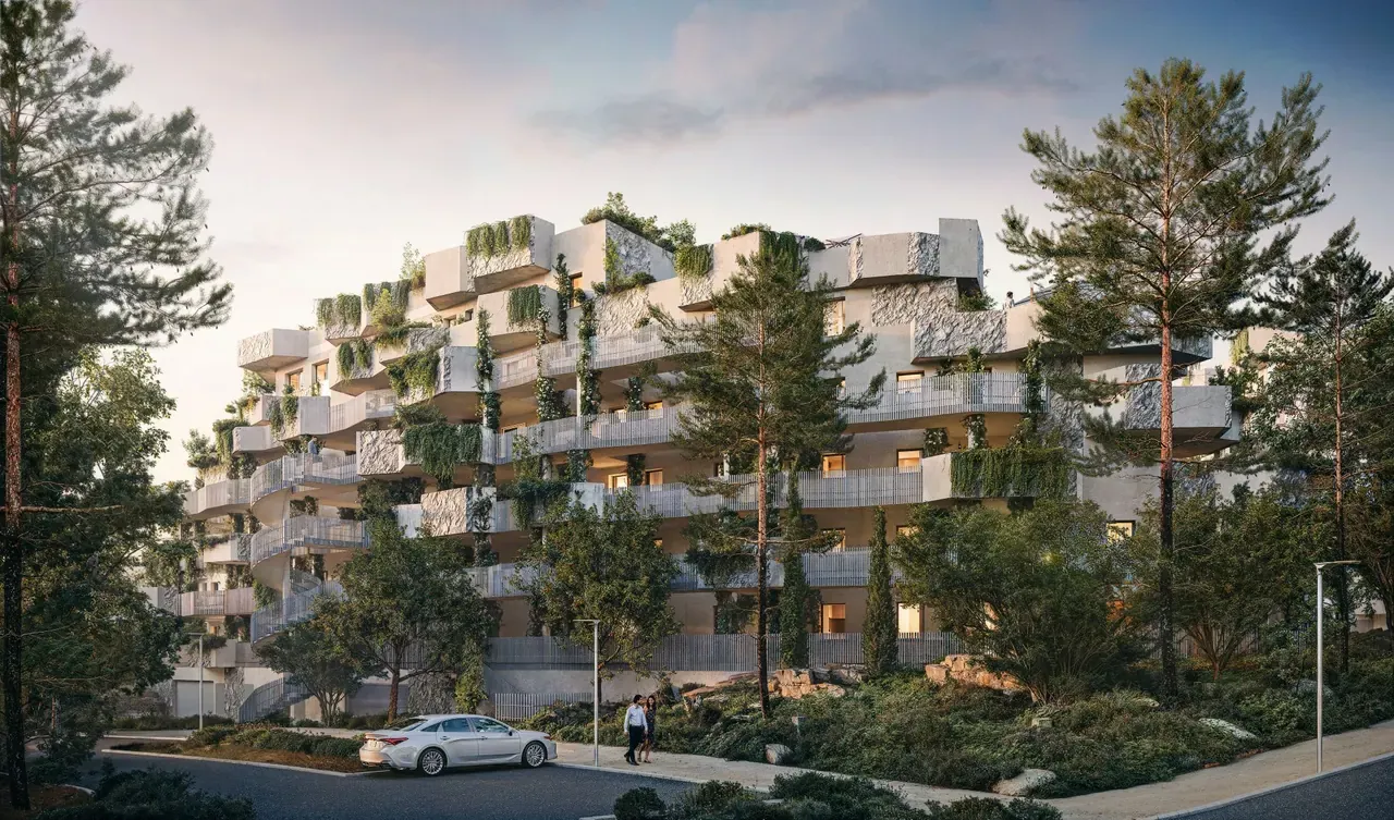 Perspective extérieure au niveau de la rue montrant une façade à balcons végétalisés, des arbres et un cheminement