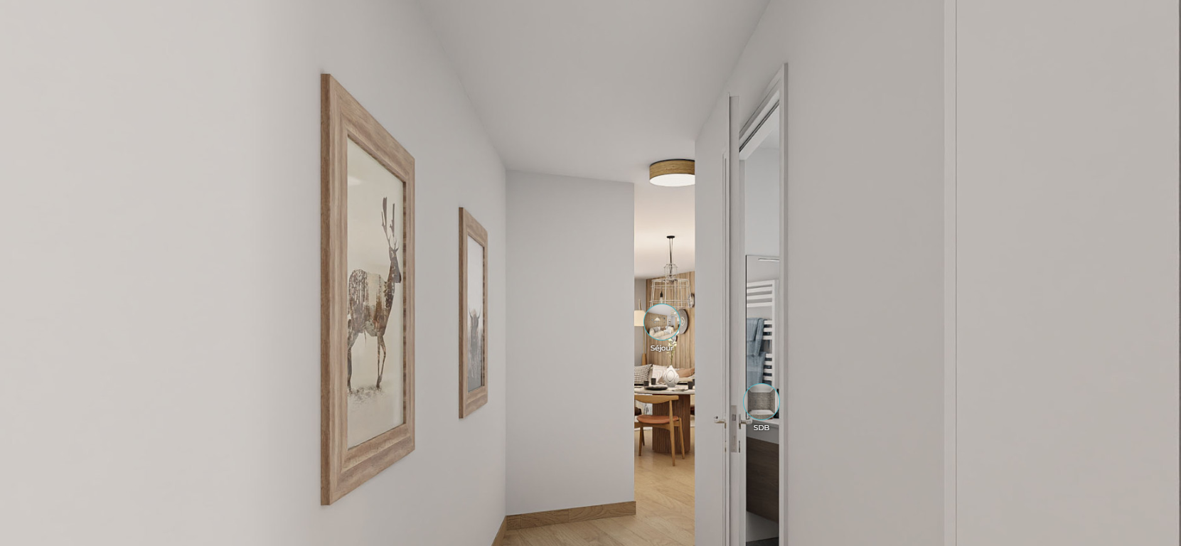 Couloir moderne avec œuvres d'art encadrées.