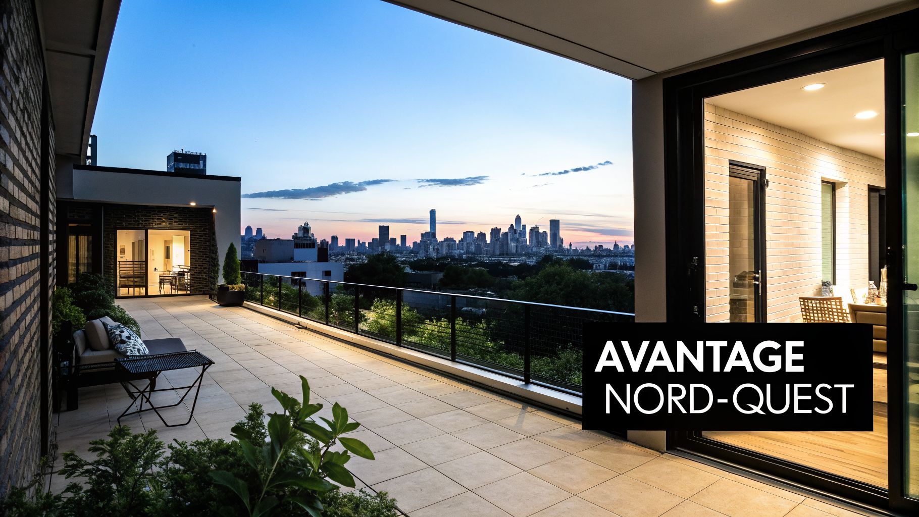 Grande terrasse moderne au crépuscule avec mobilier de salon, plantes et une vue imprenable sur la ville.