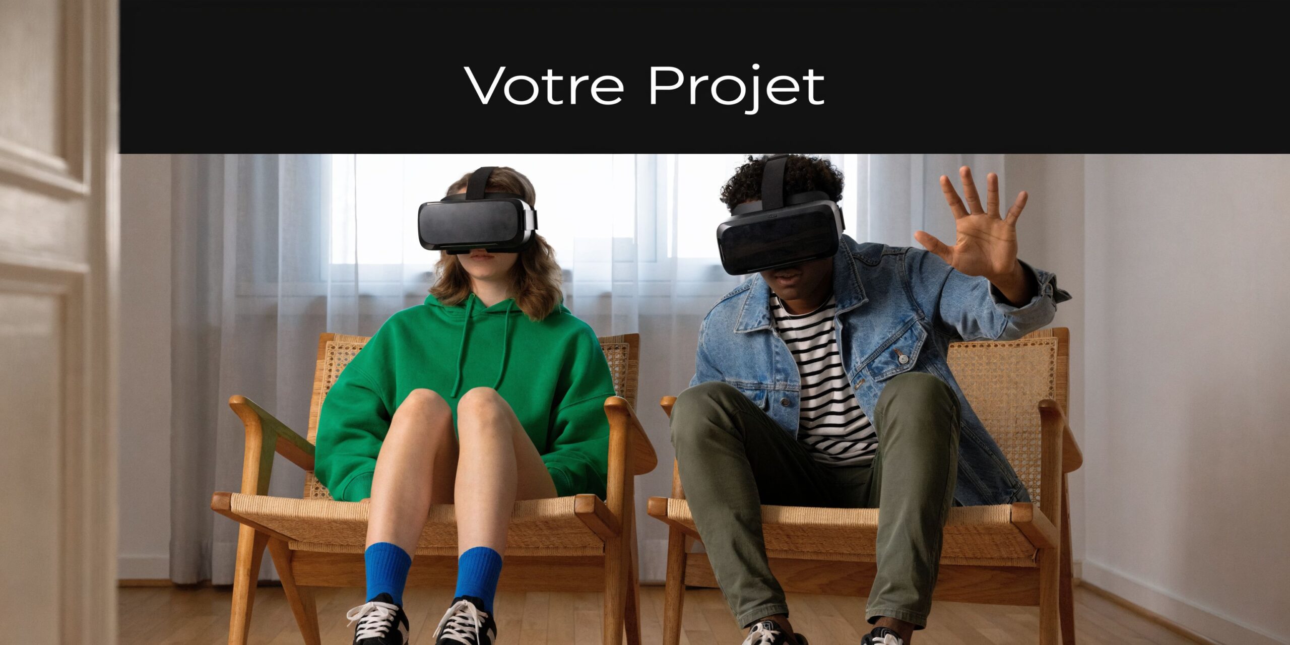 Deux personnes portant des casques de réalité virtuelle, assises sur des chaises dans une pièce lumineuse.
