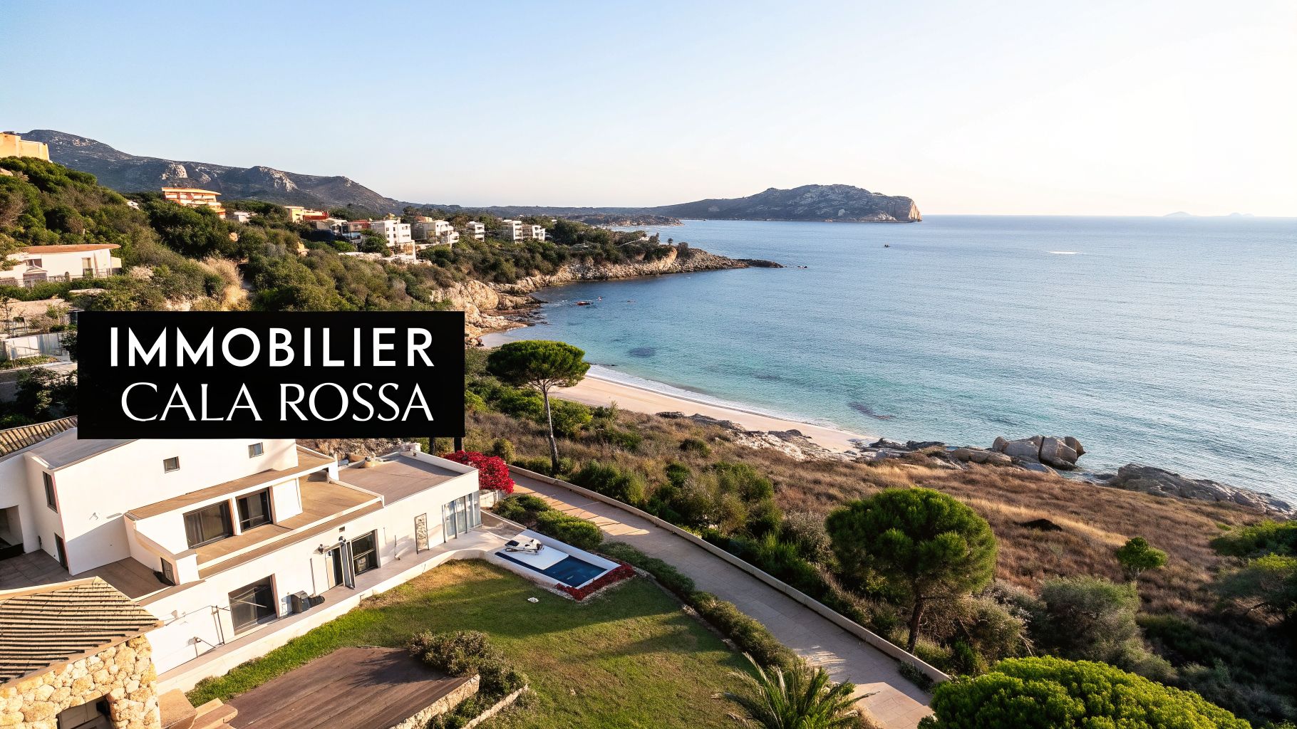 Vue aérienne d'une maison moderne avec piscine, plage de sable et mer turquoise à Cala Rossa.